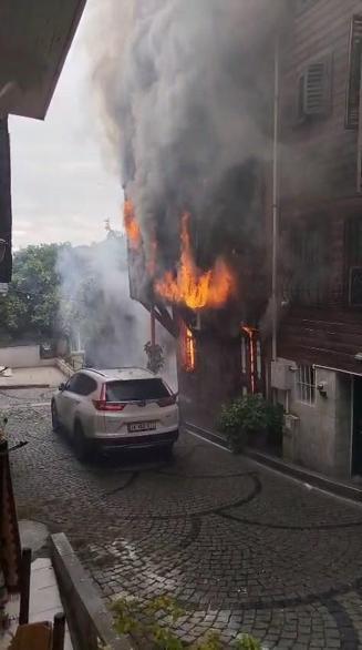 Beşiktaşta 3 katlı ahşap binada çıkan yangın 4 binaya sıçradı, 1 bina çöktü