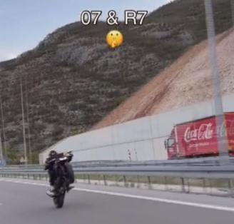 Tehlikeli hareketler yapıp görüntüleri sosyal medyada paylaşan motosiklet sürücüsü yakalandı