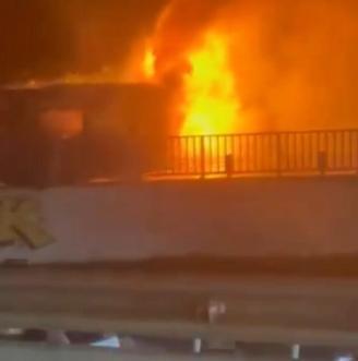 Beşiktaşta metrobüsün motor kısmı alev alev yandı; 60 yolcu tahliye edildi