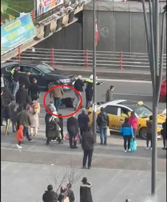 Tartıştığı polislerin üzerine otomobil sürüp, bir kişiye çarparak kaçtı; o anlar kamerada