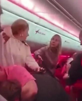 Antalyadan kalkan uçaktaki yolcuların kavgası kamerada; 2 yolcuya ömür boyu uçuş yasağı