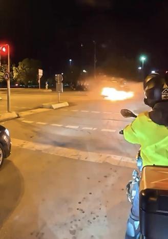 Maltepede çarpışma sonrası otomobil alev aldı; 3 kişinin yaralandığı kaza kamerada