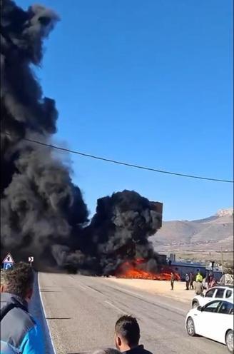 Oto lastikçide çıkan yangın nedeniyle kara yolunda ulaşım aksadı
