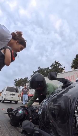 Motosikletin trafik ışıklarında bekleyen minibüse çarptığı kaza kamerada