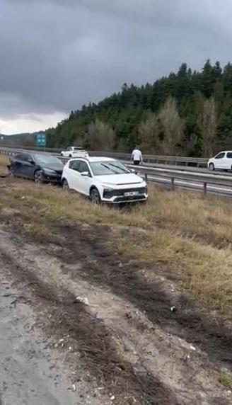 Otoyolda 10 araç zincirleme kazaya karıştı; 6 yaralı