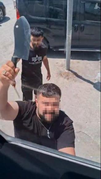 Yol verme tartışmasında TIRa satırlı saldırı kamerada