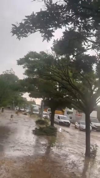 Kocaelide sağanak etkili oldu; cadde ve sokaklar göle döndü
