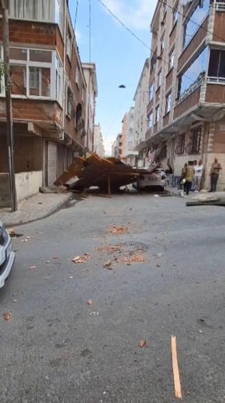 Esenlerde çocuklar fırtınada uçan çatının altında kalmaktan son anda kurtuldu: Felaket yaşandı