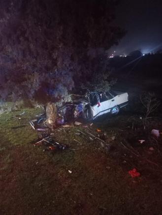 Balıkesirde otomobil yol kenarındaki ağaca çarptı: 1 ölü