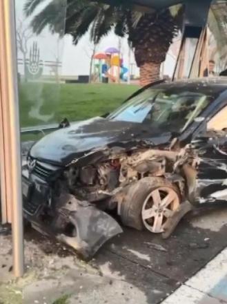 Kartal’da kırmızı ışıkta geçen otomobil TIR’a çarpıp durağa daldı