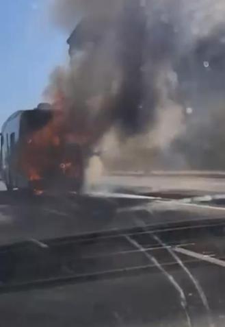 Ankarada öğrenci taşıyan otobüs alev alev yandı