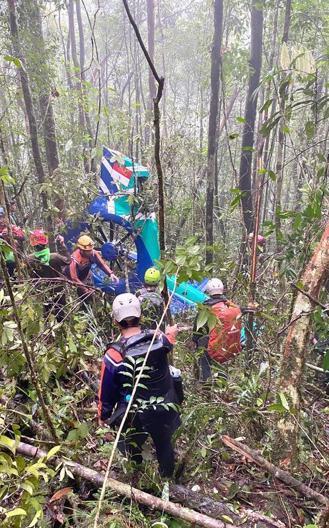 Endonezyada düşen helikopterin enkazı bulundu