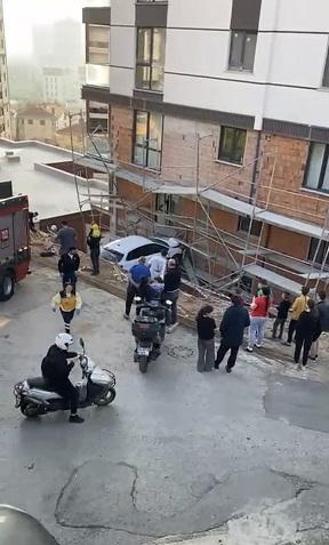Kartalda yoldan çıkan otomobil inşaat ile duvar arasında sıkıştı