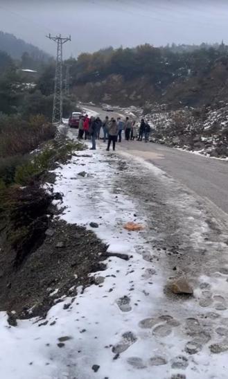 Dereye uçan otomobilden son anda atlayarak kurtuldu