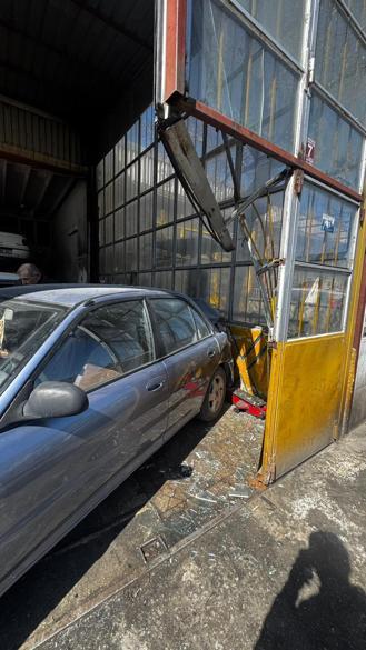 Otomobil, araca çarptı; tamirhaneye daldı; kaza kamerada