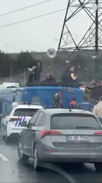 Eyüpsultanda cezaevi nakil aracı devrildi; 2si ağır 19 yaralı