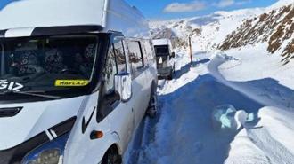 Hakkari'de araçları kara saplanan 30 kişi, mahsur kaldı