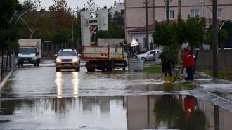 Antalya'da kuvvetli yağış; evlerin bahçeleri ile seraları su bastı