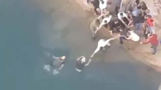 Boğulma tehlikesi geçirenler insan zinciri oluşturularak kurtarıldı; o anlar kamerada