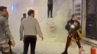 Beyoğlu'nda büfede çıkan yangın söndürüldü; mahsur kalan çocuk kurtarıldı