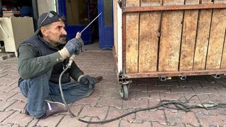 Çocukken engelli kaldı, kaynak yaparak geçimini sağlıyor