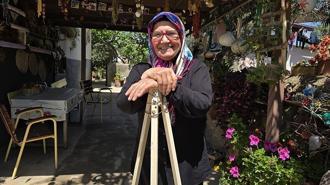 Emekli el işi öğretmeni, ürettiği objeleri bahçesinde sergiliyor