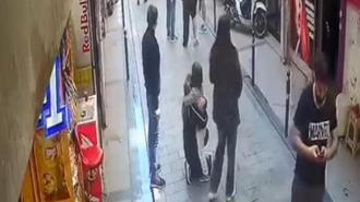 Deprem sırasında ağlayan çocuğuna sarıldı; kaçmak yerine yürüyerek dışarı çıktı
