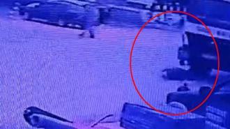 Sakarya'da çöp kamyonunun altında kalan yaya öldü; kaza anı kamerada