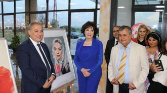 Hülya Koçyiğit, bahar şenliğinde öğrenciler ve huzurevi sakinleriyle, rol aldığı 'Gelin' filmini izledi