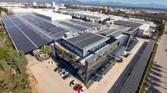Bu fabrikaların çatıları elektrik üretiyor