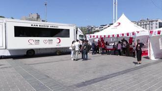 Taksim Meydanı'nda 15 Temmuz Şehitleri anısına kan bağışı kampanyası başlatıldı