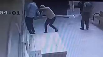 Cami avlusunda uyuşturucu içerken kendisini uyaran müezzini bıçakladı; olay anı kamerada