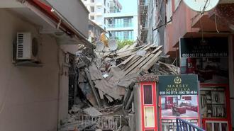 Küçükçekmece’de kentsel dönüşüm kapsamında yıkılan bina bitişikteki apartmanın üzerine çöktü