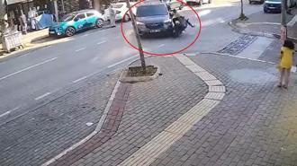 Sinyal vermeden dönen hafif ticari araca çarpan motosikletin sürücüsü yaralandı