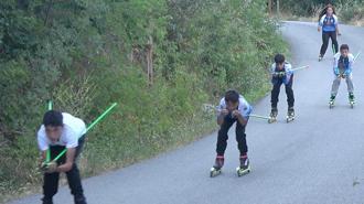 Kayaklı koşu takımı sporcuları, 40 derecede asfalt yolda çalışıyor