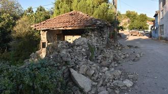 Sındırgı’da 6.1’lik depremde yıkılan ve hasar gören binalar havadan görüntülendi