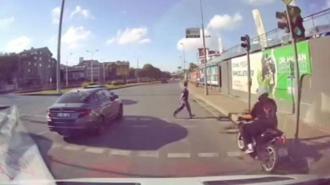 Kırmızı ışıkta karşıya geçen yayaya motosiklet çarptı; kaza anı kamerada