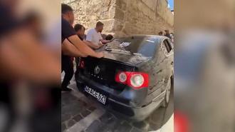 Dar sokakta sıkışan otomobil güçlükle çıkarıldı