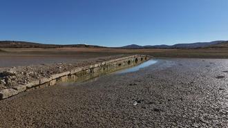 Barajda sular çekildi, tarihi köprü ortaya çıktı