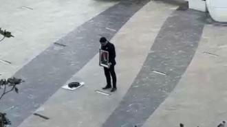 Elinde Atatürk tablosu ile saygı duruşunda bulundu