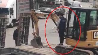 İş makinesi operatörü çekici üstünde; çaycı elinde tepsiyle Ata'yı andı