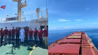 Okyanusun ortasında Atatürk'e saygı duruşu