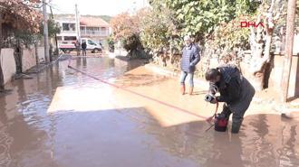 İzmir'de sağanak etkili oldu; yollar göle döndü, dereler taştı
