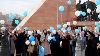 Doğu Türkistan'a dikkat çekmek için mavi ve beyaz balonları gökyüzüne bıraktılar