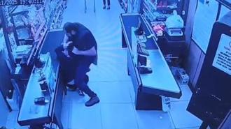 Oğlunu darbettiğini öne sürdüğü market çalışanını yumruklayıp tekmeledi