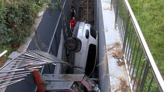 Bahçelievler'de 9 araca çarpan cip 5 metreden boşluğa düştü; sürücü yaralandı