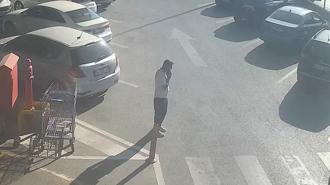 Pendik'te otomobil bagajından laptop hırsızlığı kamerada