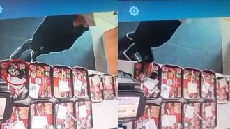 Restoranda yemek tepsisindeki cep telefonunu çaldı