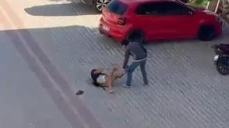 Annesiyle gönül ilişkisi olduğunu iddia ettiği kişiyi 22 bıçak darbesiyle öldürdü