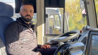 Halk otobüsü şoförü babaya, sefer sırasında kızlarından doğum günü sürprizi